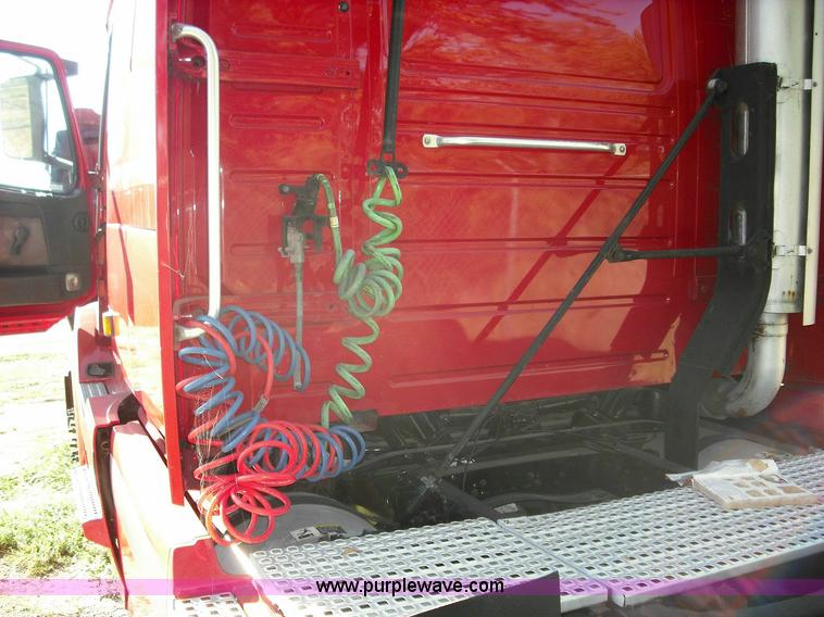 image for item 3630 2003 Volvo VNL 670 semi truck