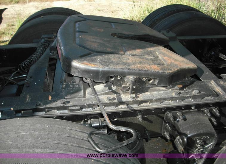 image for item 3630 2003 Volvo VNL 670 semi truck