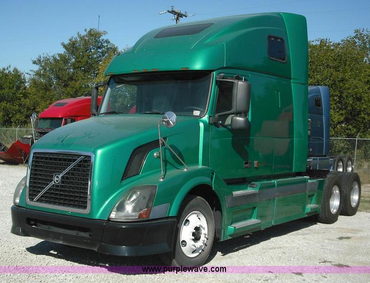 image for item 3631 2005 Volvo VNL 670 semi truck