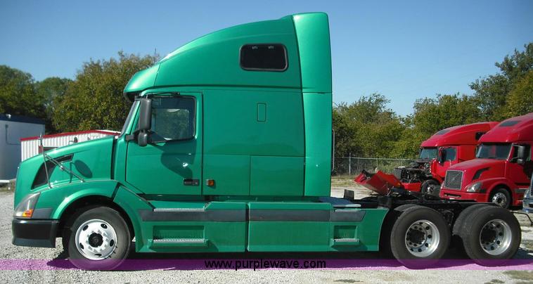 image for item 3631 2005 Volvo VNL 670 semi truck