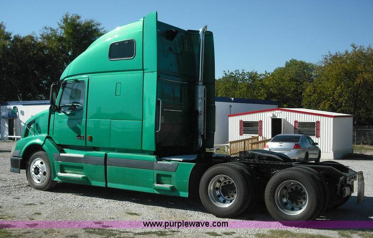image for item 3631 2005 Volvo VNL 670 semi truck