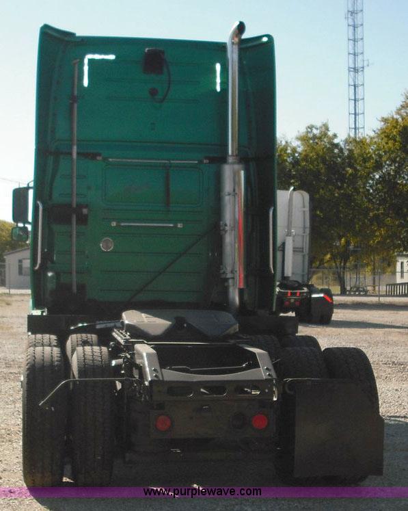 image for item 3631 2005 Volvo VNL 670 semi truck