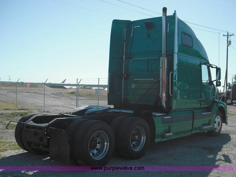 image for item 3631 2005 Volvo VNL 670 semi truck