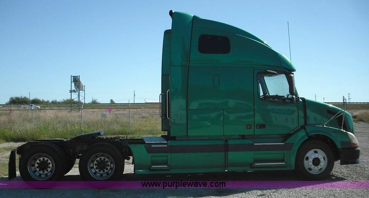 image for item 3631 2005 Volvo VNL 670 semi truck