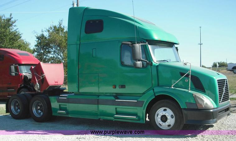 image for item 3631 2005 Volvo VNL 670 semi truck