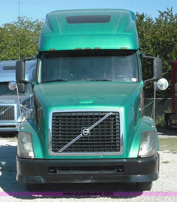 image for item 3631 2005 Volvo VNL 670 semi truck