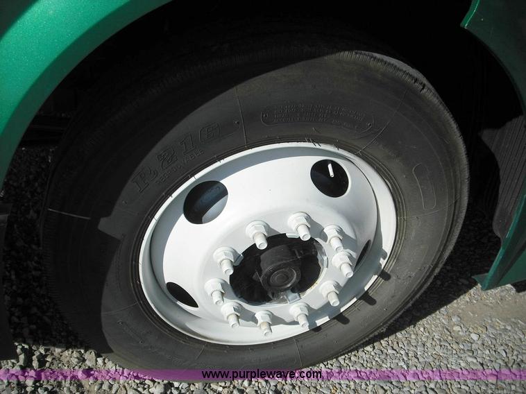 image for item 3631 2005 Volvo VNL 670 semi truck