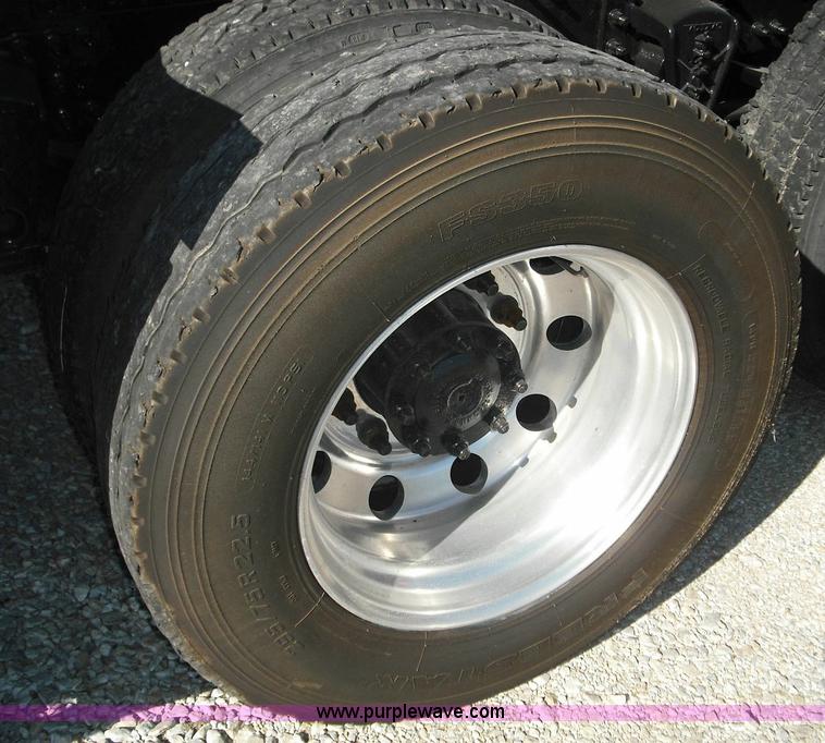 image for item 3631 2005 Volvo VNL 670 semi truck