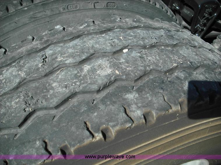 image for item 3631 2005 Volvo VNL 670 semi truck