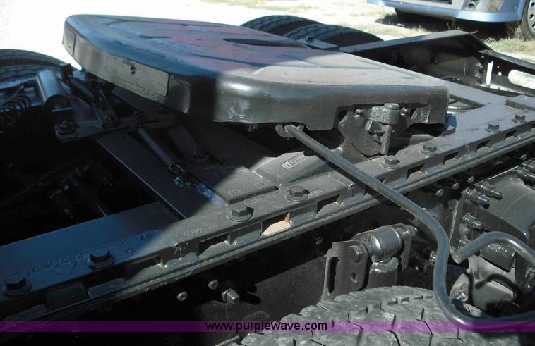 image for item 3631 2005 Volvo VNL 670 semi truck