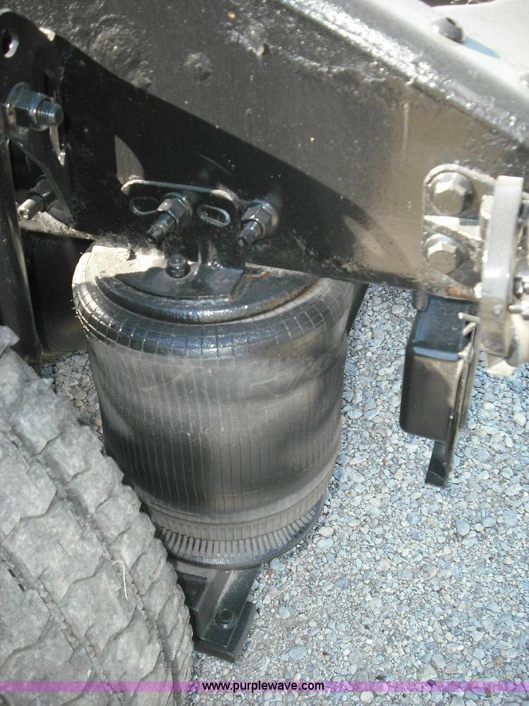 image for item 3631 2005 Volvo VNL 670 semi truck