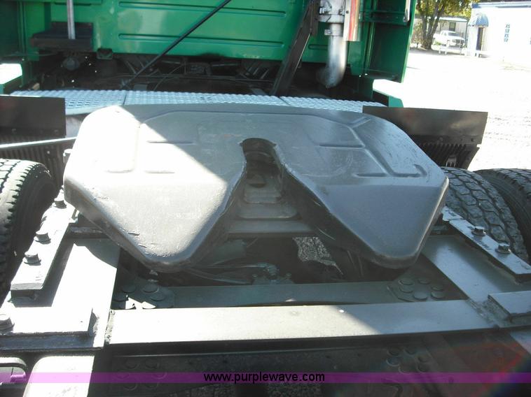 image for item 3631 2005 Volvo VNL 670 semi truck