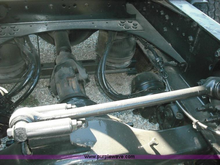 image for item 3631 2005 Volvo VNL 670 semi truck