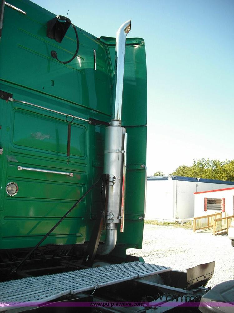 image for item 3631 2005 Volvo VNL 670 semi truck