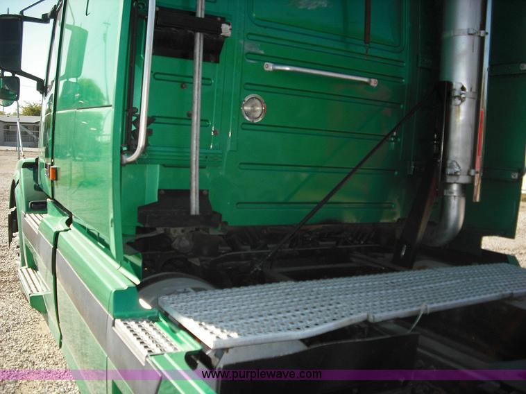 image for item 3631 2005 Volvo VNL 670 semi truck