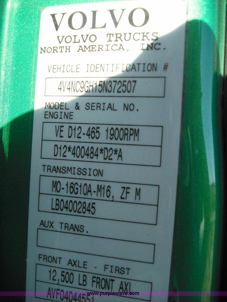 image for item 3631 2005 Volvo VNL 670 semi truck