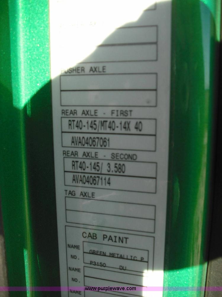 image for item 3631 2005 Volvo VNL 670 semi truck