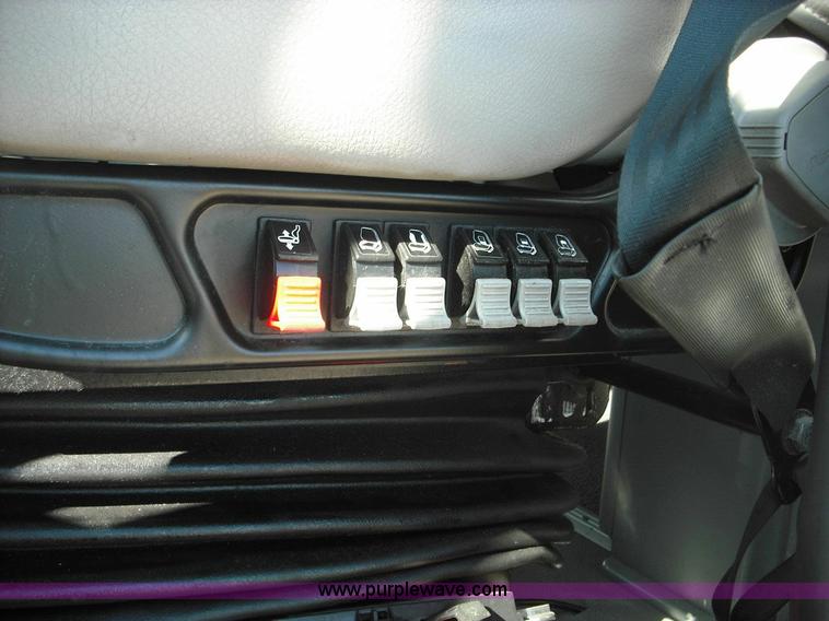 image for item 3631 2005 Volvo VNL 670 semi truck