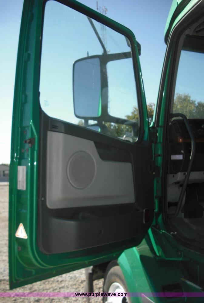 image for item 3631 2005 Volvo VNL 670 semi truck