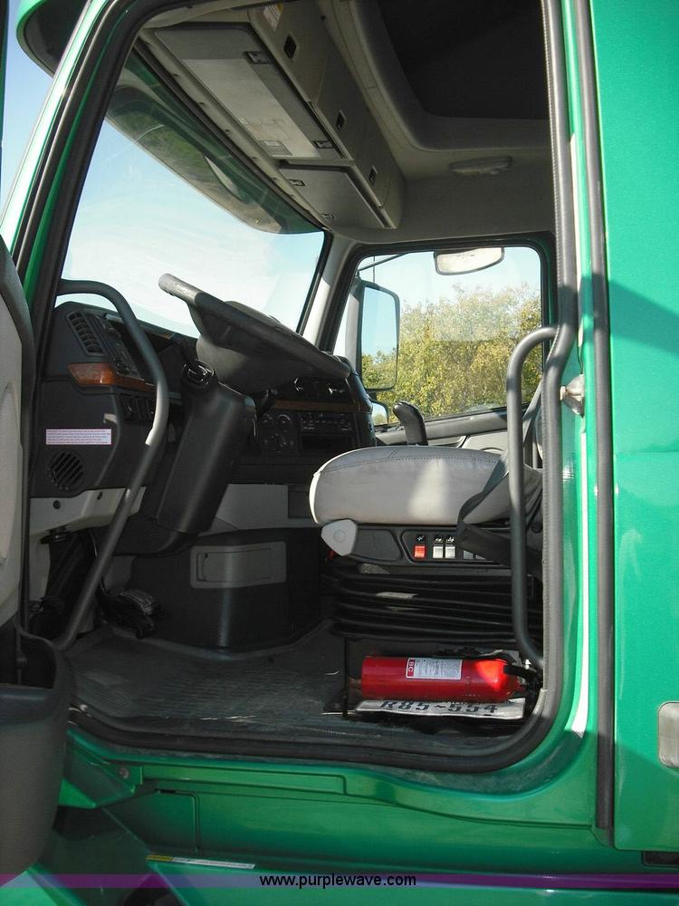 image for item 3631 2005 Volvo VNL 670 semi truck