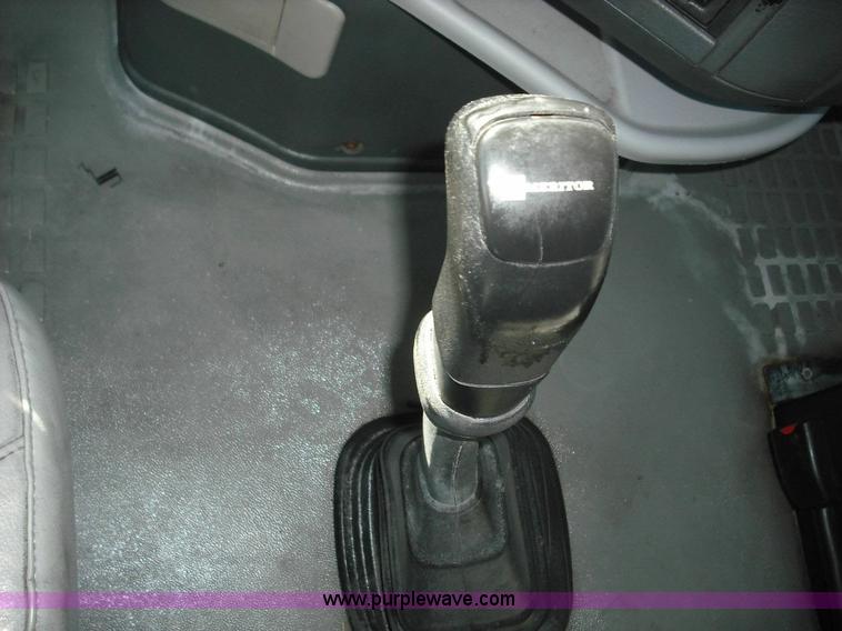 image for item 3631 2005 Volvo VNL 670 semi truck