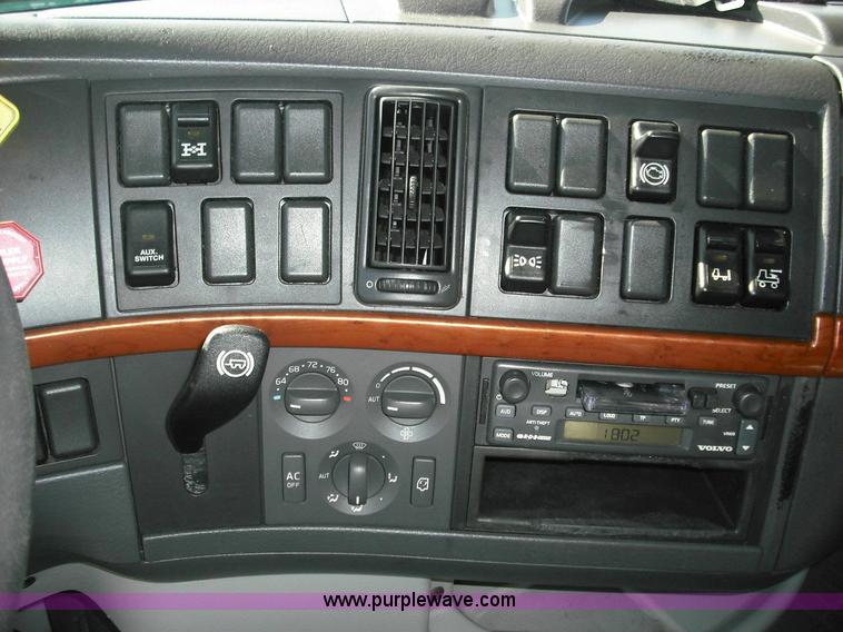 image for item 3631 2005 Volvo VNL 670 semi truck