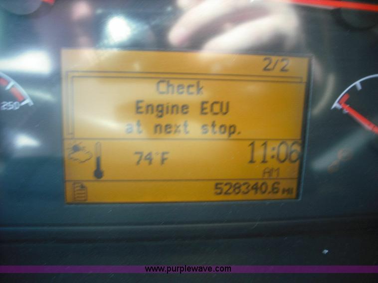 image for item 3631 2005 Volvo VNL 670 semi truck