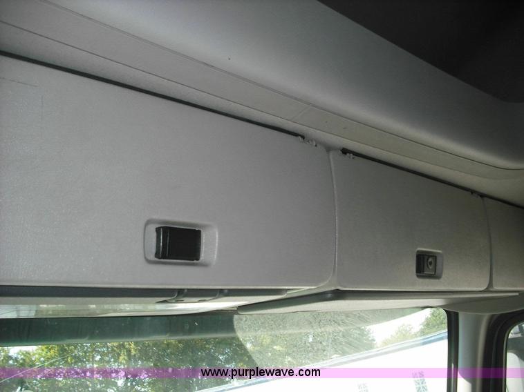 image for item 3631 2005 Volvo VNL 670 semi truck