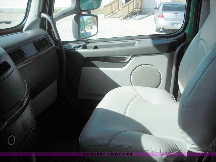 image for item 3631 2005 Volvo VNL 670 semi truck