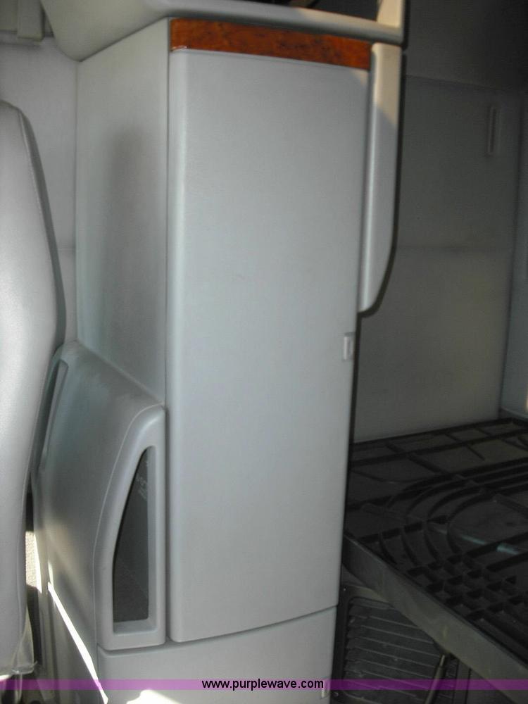 image for item 3631 2005 Volvo VNL 670 semi truck