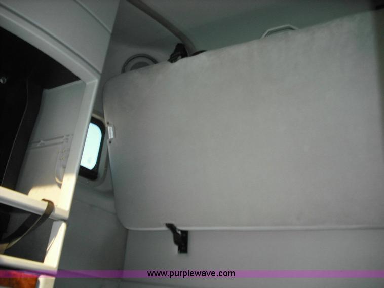 image for item 3631 2005 Volvo VNL 670 semi truck