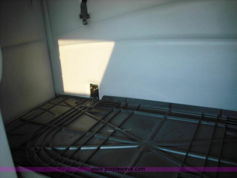 image for item 3631 2005 Volvo VNL 670 semi truck