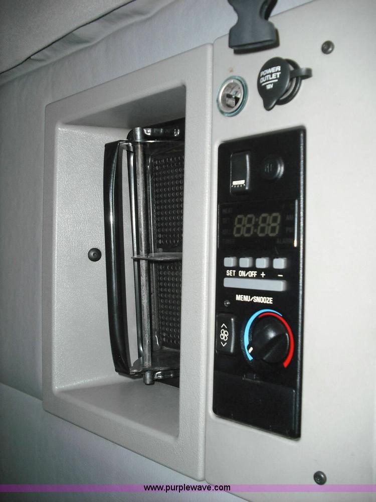 image for item 3631 2005 Volvo VNL 670 semi truck