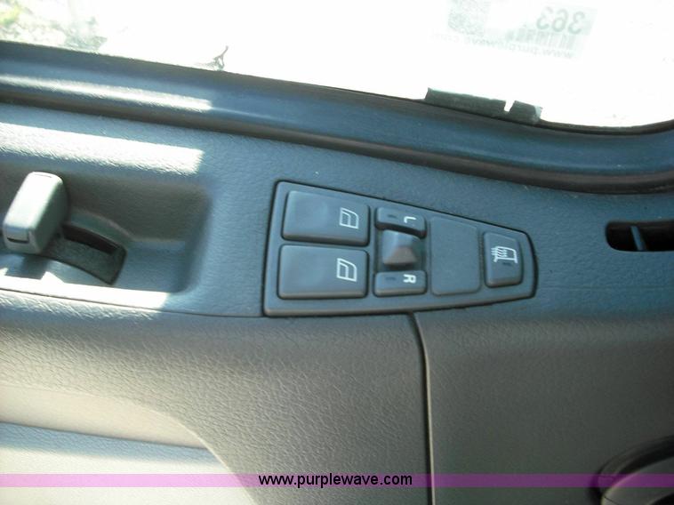 image for item 3631 2005 Volvo VNL 670 semi truck