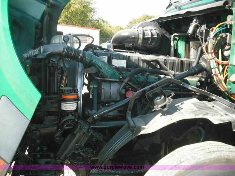 image for item 3631 2005 Volvo VNL 670 semi truck