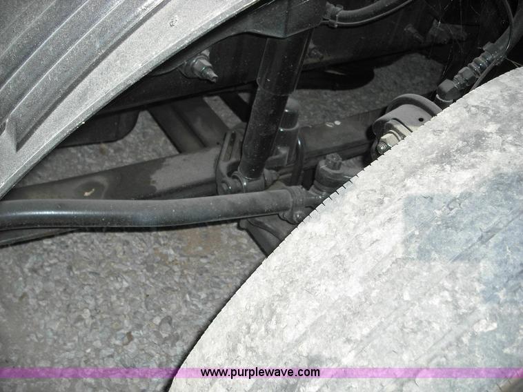 image for item 3631 2005 Volvo VNL 670 semi truck