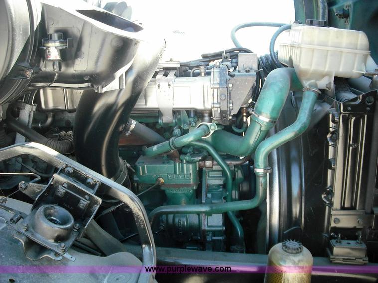 image for item 3631 2005 Volvo VNL 670 semi truck