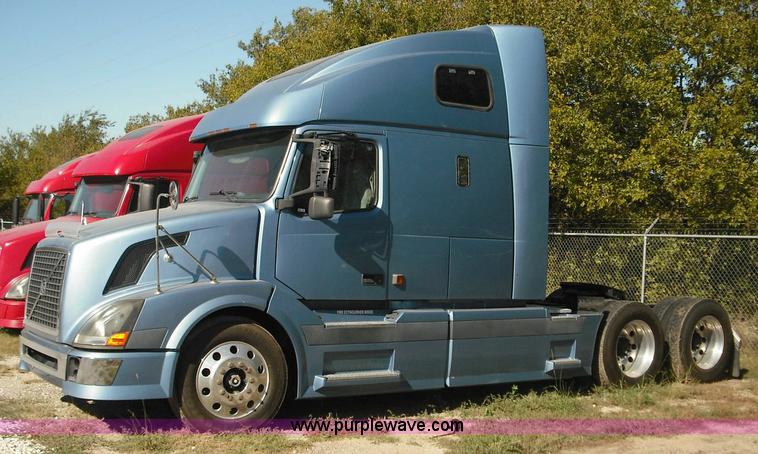 image for item 3632 2004 Volvo VNL 670 semi truck