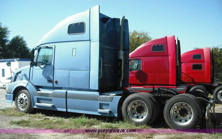image for item 3632 2004 Volvo VNL 670 semi truck