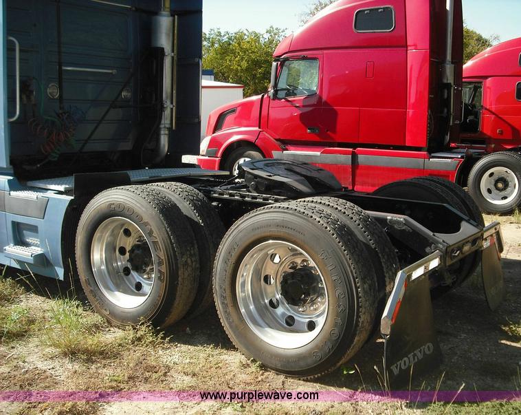 image for item 3632 2004 Volvo VNL 670 semi truck