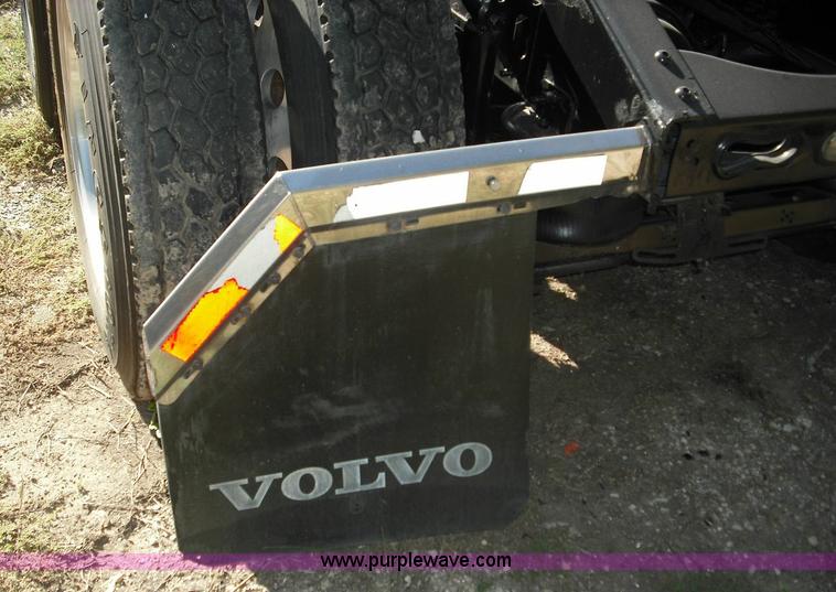 image for item 3632 2004 Volvo VNL 670 semi truck