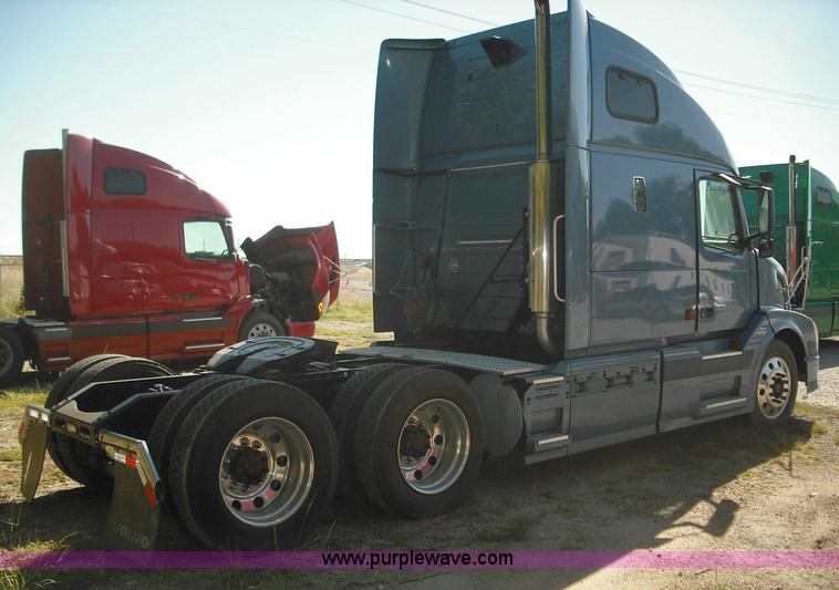 image for item 3632 2004 Volvo VNL 670 semi truck