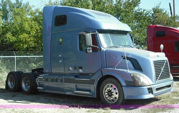 image for item 3632 2004 Volvo VNL 670 semi truck
