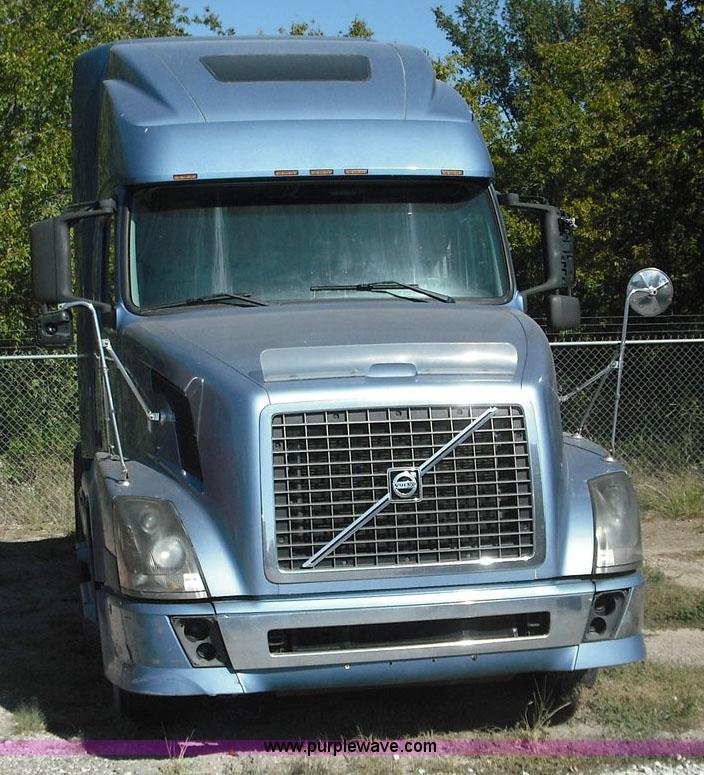 image for item 3632 2004 Volvo VNL 670 semi truck