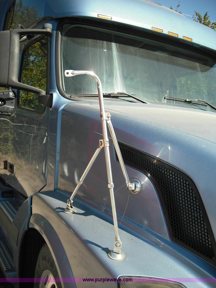 image for item 3632 2004 Volvo VNL 670 semi truck