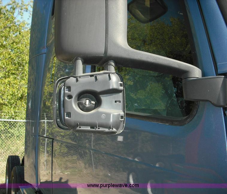 image for item 3632 2004 Volvo VNL 670 semi truck