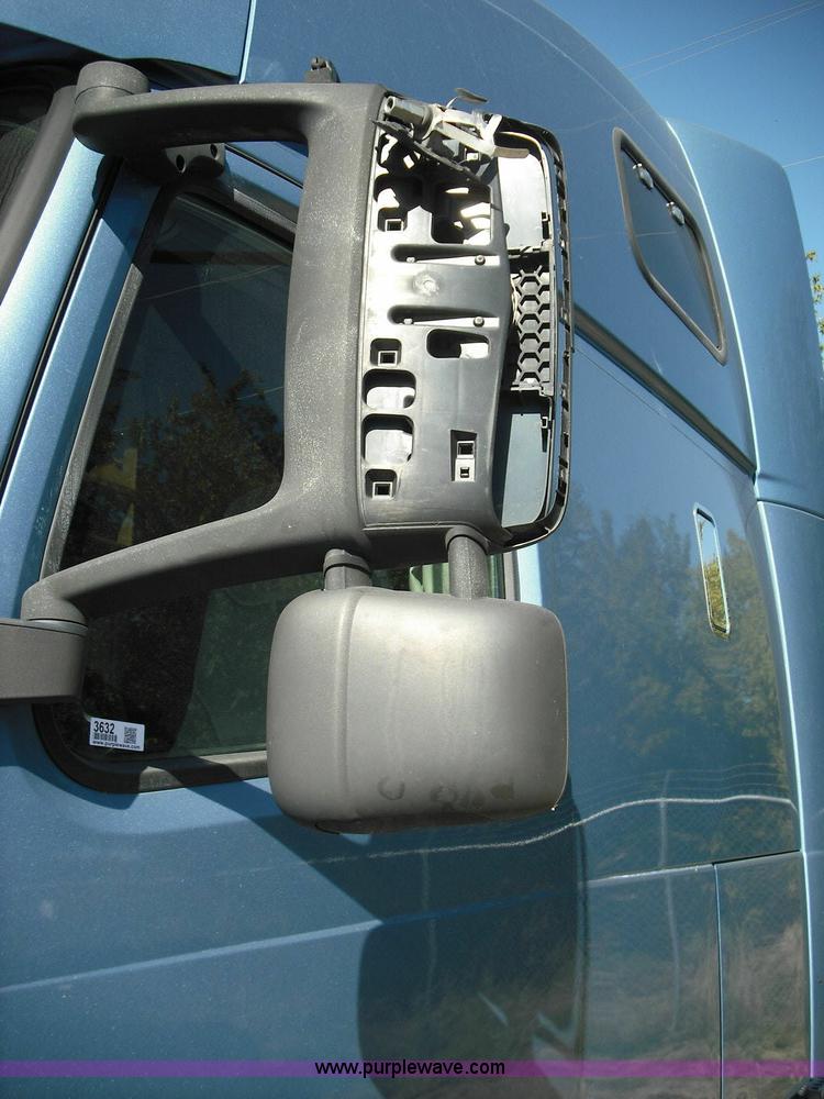 image for item 3632 2004 Volvo VNL 670 semi truck