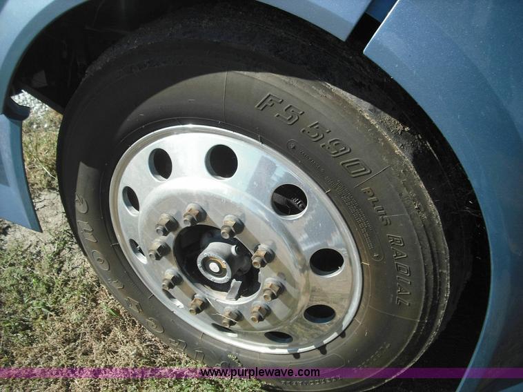 image for item 3632 2004 Volvo VNL 670 semi truck