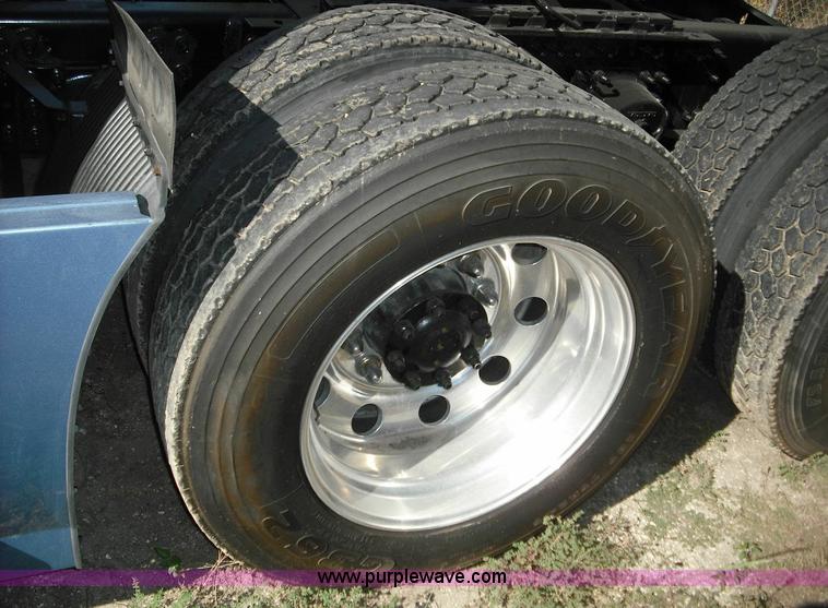 image for item 3632 2004 Volvo VNL 670 semi truck