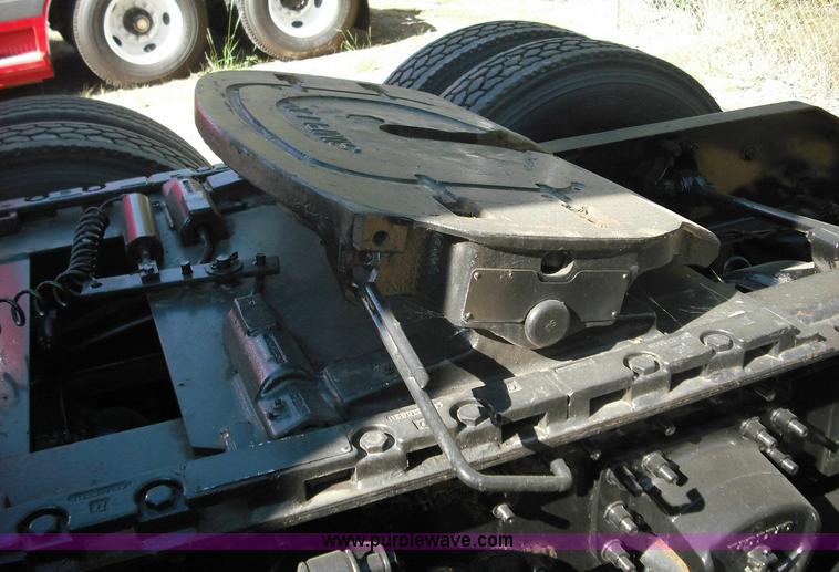 image for item 3632 2004 Volvo VNL 670 semi truck